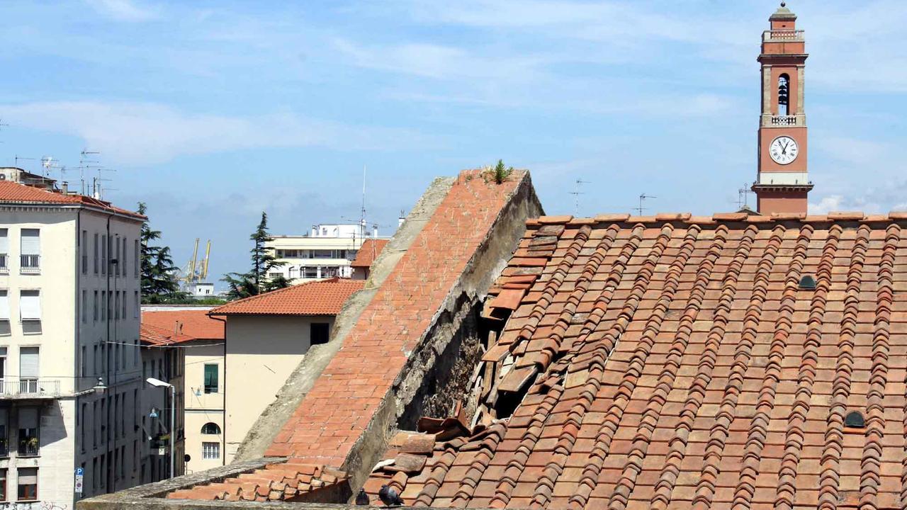 Crolla una parte del tetto del Cisternone