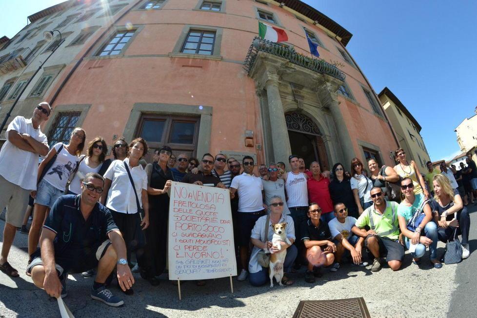 Fumogeni e striscioni sotto l’Autorità Portuale 