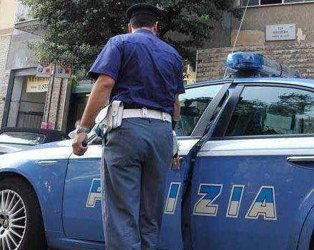 Picchia la moglie e il figlio per chattare 