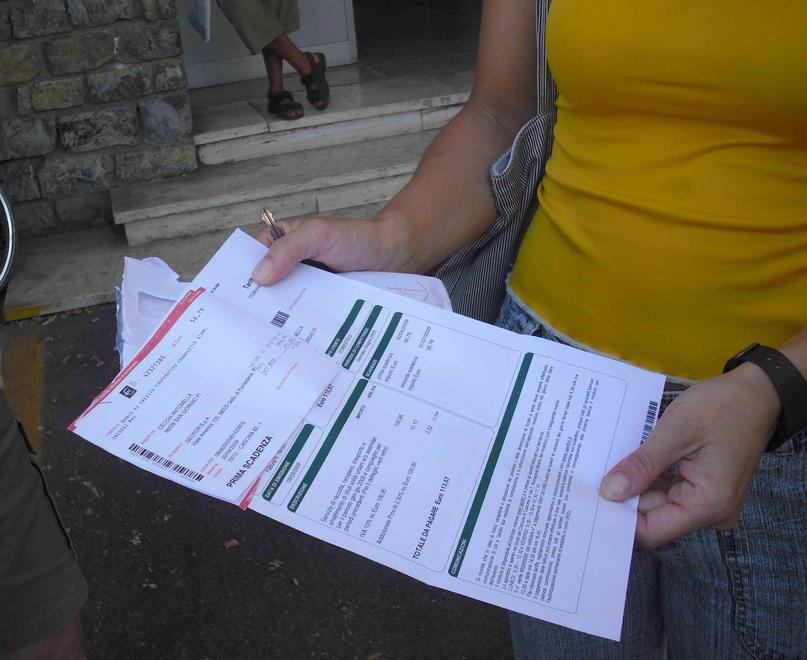 Rifiuti, file e rabbia agli sportelli Geofor in Comune 