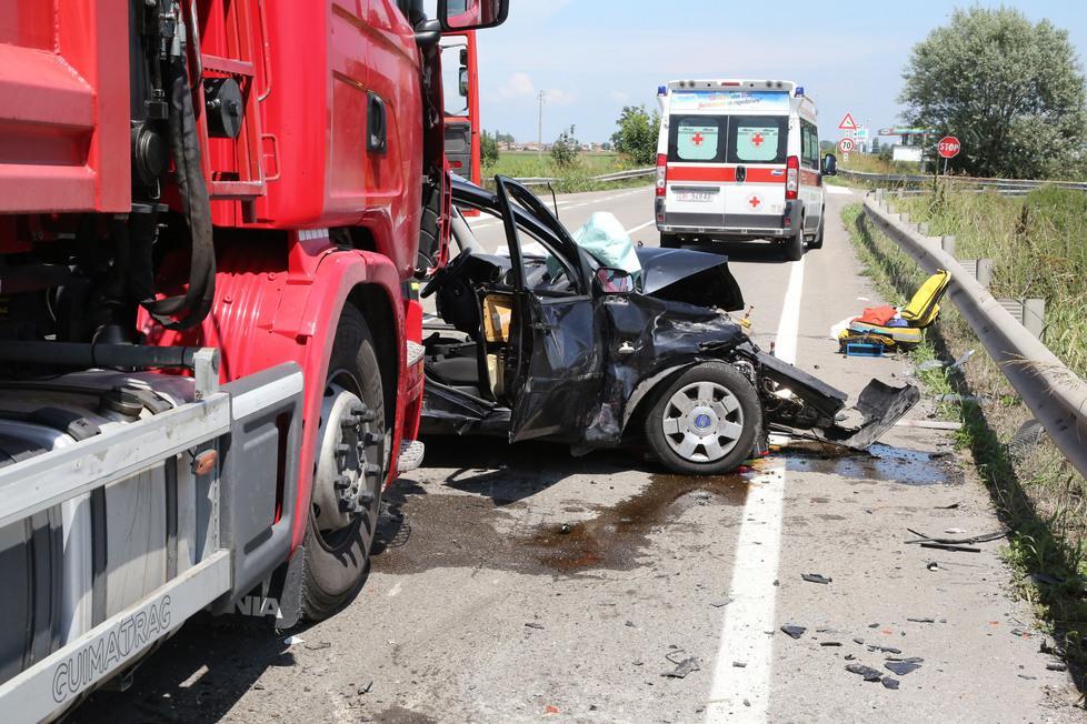 Scontro frontale sulla Variante, morta la donna coinvolta