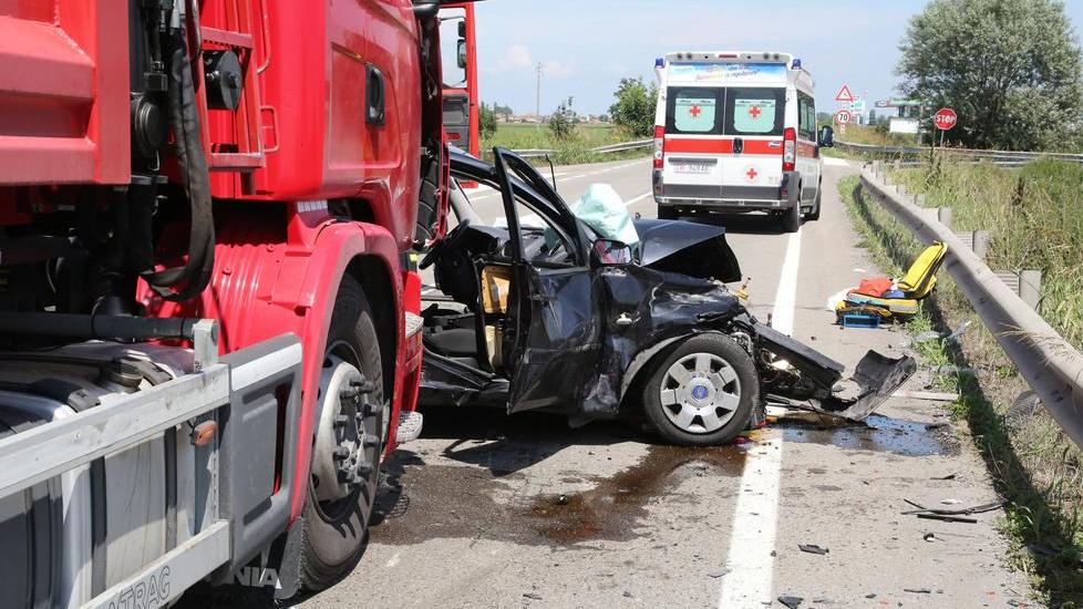 Scontro frontale sulla Variante, morta la donna coinvolta