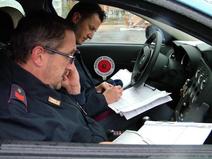Al volante col cellulare, senza cintura né documenti: 45 multe e 8 denunce 