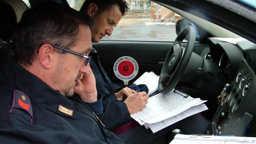 Al volante col cellulare, senza cintura né documenti: 45 multe e 8 denunce