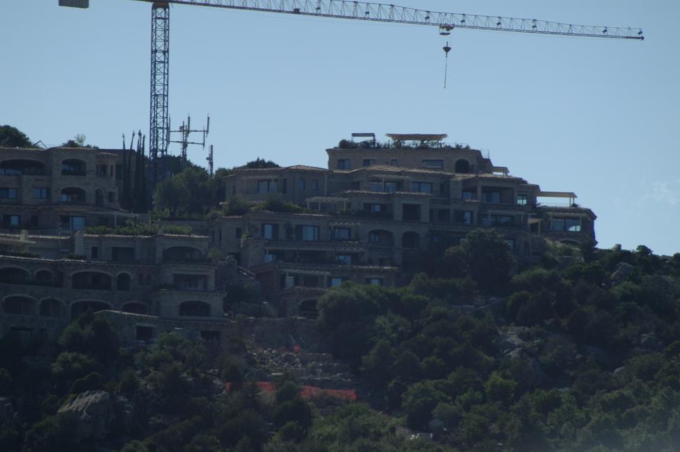 Abusi edilizi, revocato il sequestro del mega complesso a Porto Cervo 