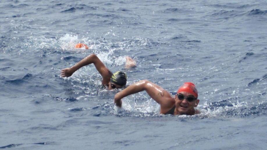 Sedici pratesi a nuoto da Portoferraio a Piombino