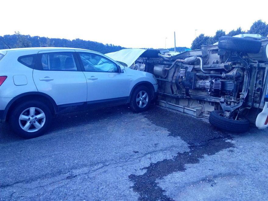 Scontro tra due auto e un furgone, tre feriti 