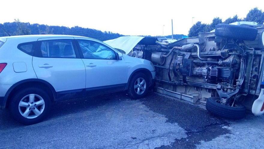 Scontro tra due auto e un furgone, tre feriti