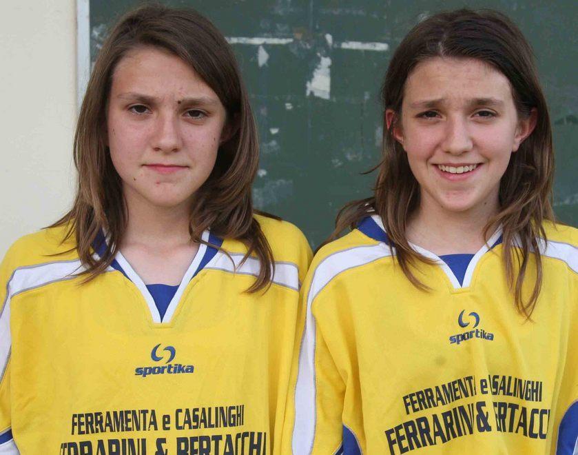 Le gemelline sfidano i maschi a calcio: «Giocare con loro? Per noi è normale» 