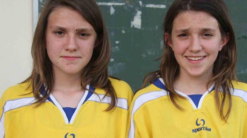 Le gemelline sfidano i maschi a calcio: «Giocare con loro? Per noi è normale»