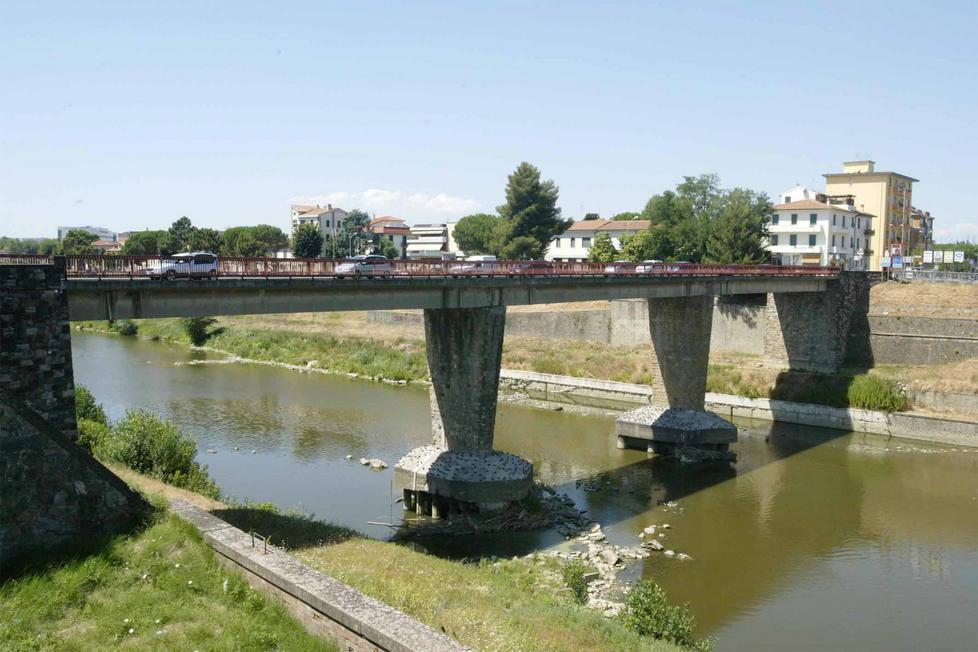 Vuole buttarsi in Arno per colpa dei debiti 