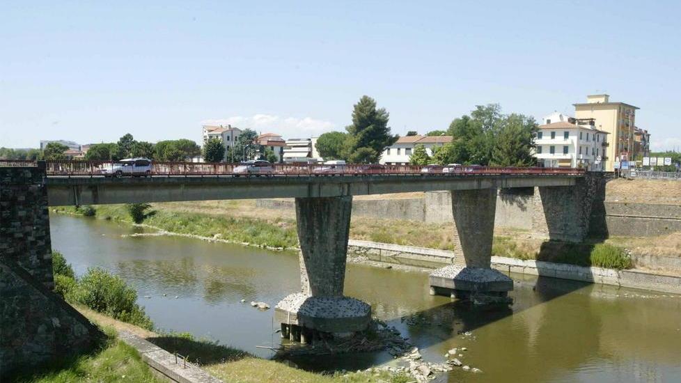 Vuole buttarsi in Arno per colpa dei debiti