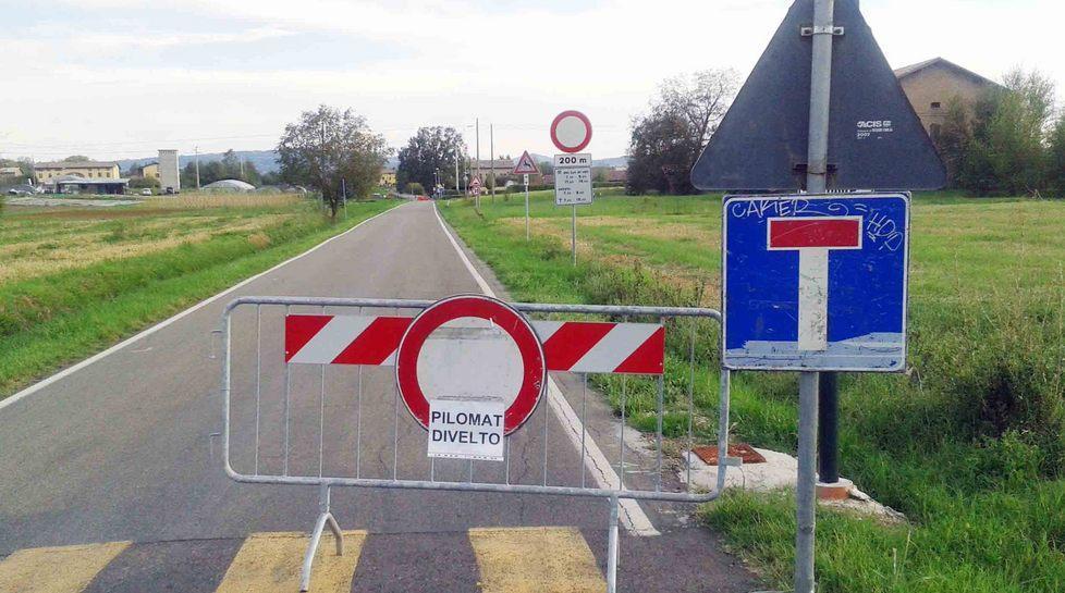 Auto urta il pilomat di via Settembrini, cresce la protesta 