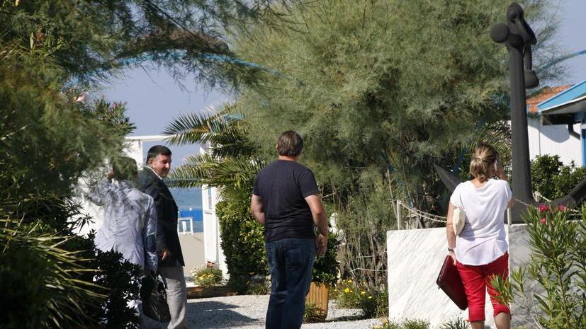 Ombrelloni e sdraio pignorati in un bagno a Forte