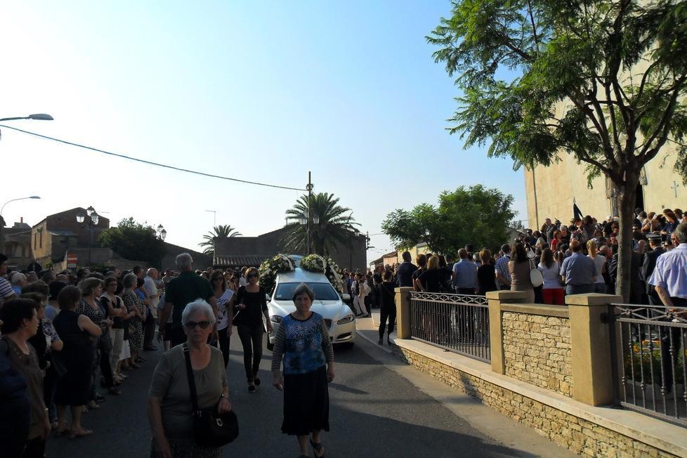 Folla immensa per l'addio a Gian Carlo Rosas, padre eroe