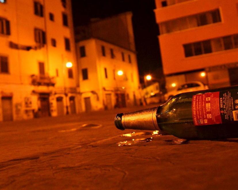 Maxi-rissa con spranghe e coltelli nella zona del Mercato: un arresto