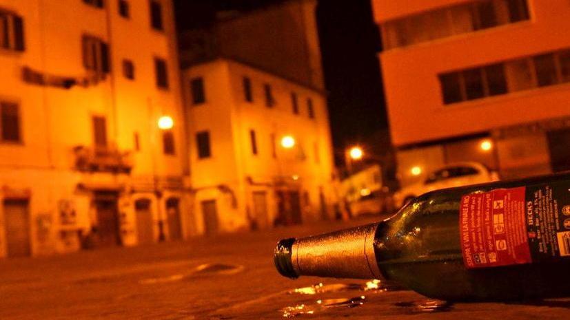 Maxi-rissa con spranghe e coltelli nella zona del Mercato: un arresto