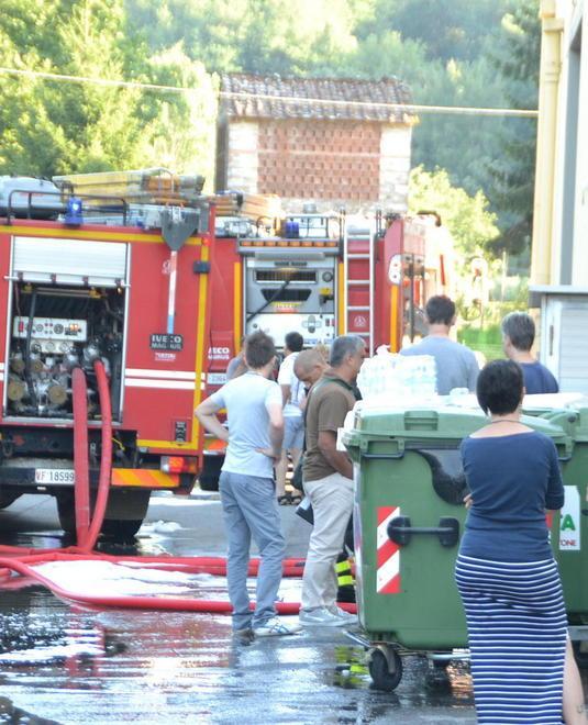 Incendio devasta fabbrica di gommoni 