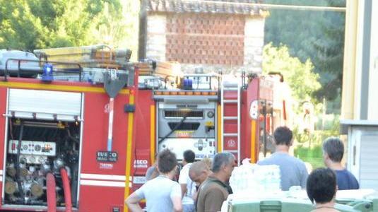 Incendio devasta fabbrica di gommoni