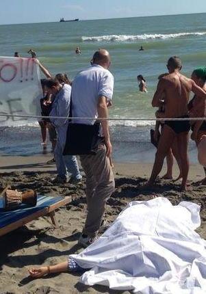 “Morti” tra gli ombrelloni contro gli orrori di Gaza 