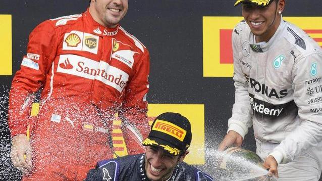 Ricciardo a sorpresa ma finalmente ride anche la Rossa