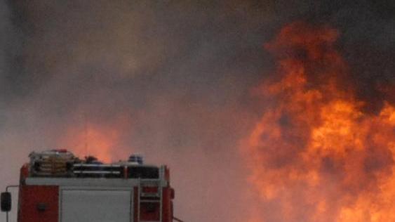 Fiamme a Tossilo, strada interrotta