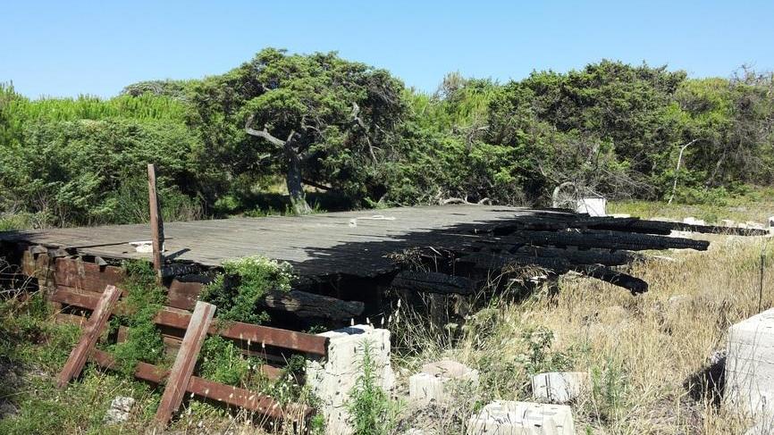 Il cuore di Platamona tra rottami e desolazione