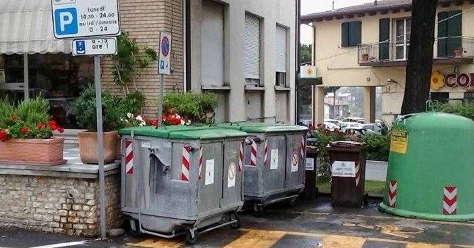 Cassonetti sui parcheggi per disabili