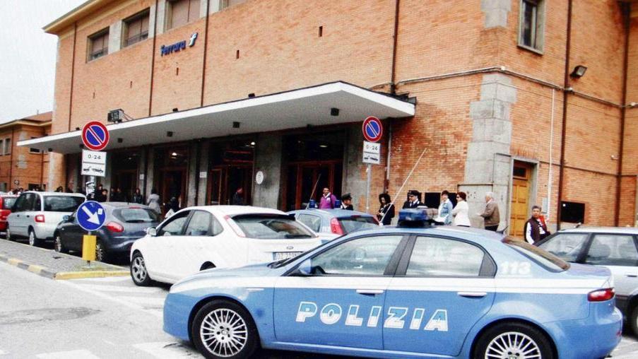 Arrestato mentre fa colazione al bar
