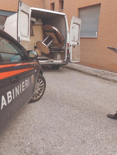 Presi mentre caricano i mobili rubati sul furgone 