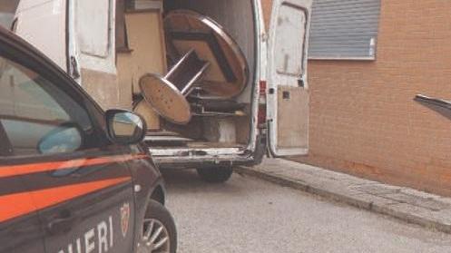 Presi mentre caricano i mobili rubati sul furgone
