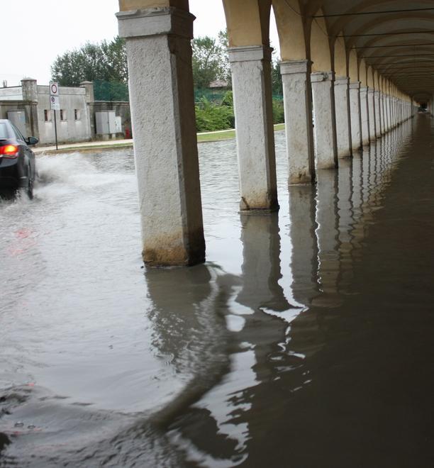 Acqua alta anche in pieno centro storico 