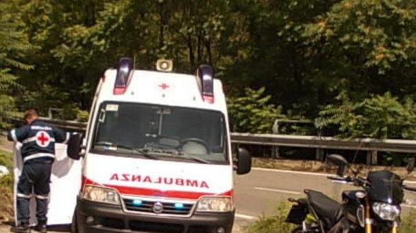 Sbanda con la moto in curva aVezzano e finisce all’ospedale