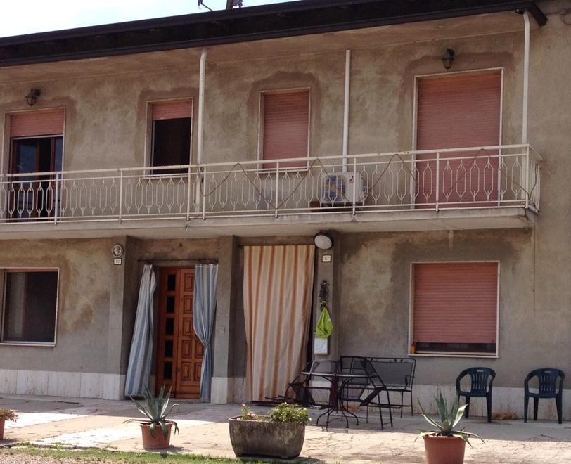 Fuma una sigaretta, s’incendia il letto 