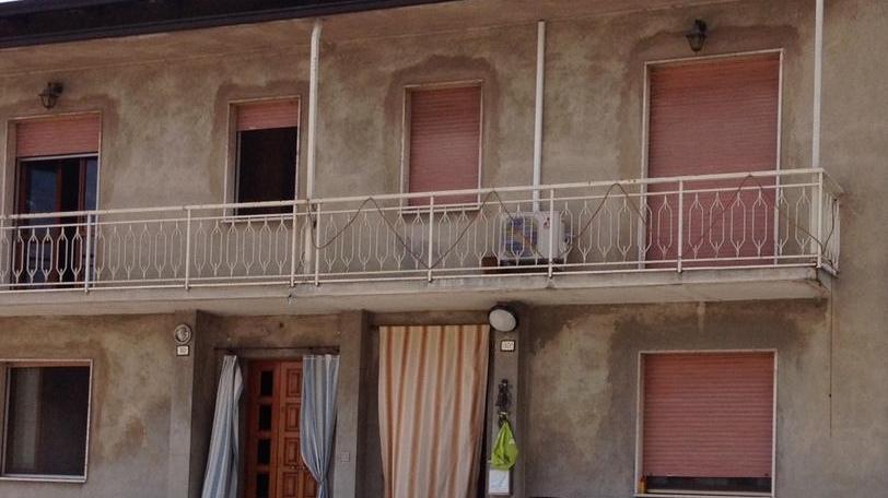 Fuma una sigaretta, s’incendia il letto