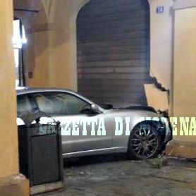Maserati si schianta sotto i portici