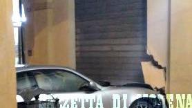 Maserati si schianta sotto i portici