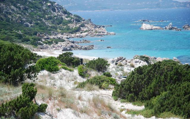 Il mare celeste di Bassa Trìnita, corona di dune coperte di ginepri
