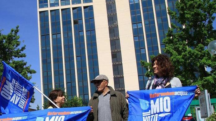 Una manifestazione davanti a Hera per il rispetto dei referendum sull'acqua