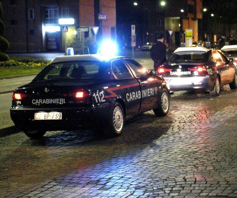 I carabinieri davanti alla stazione 