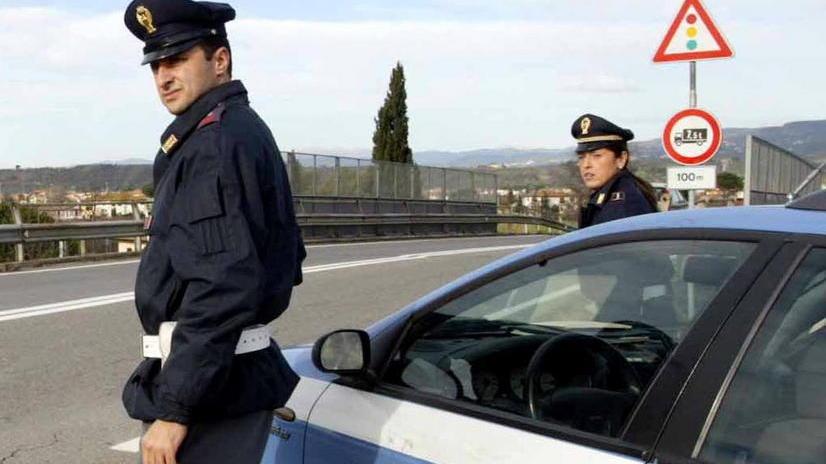 In stato confusionale sulla superstrada, bloccato dalla polizia