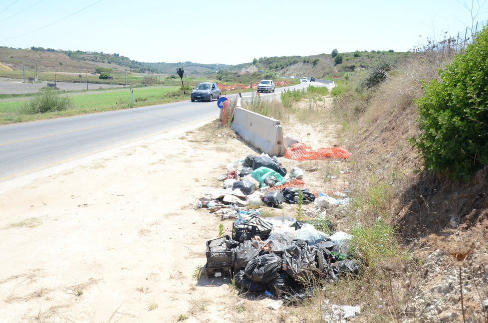 Rifiuti abbandonati a lato delle strade, 46 multe in sei mesi 