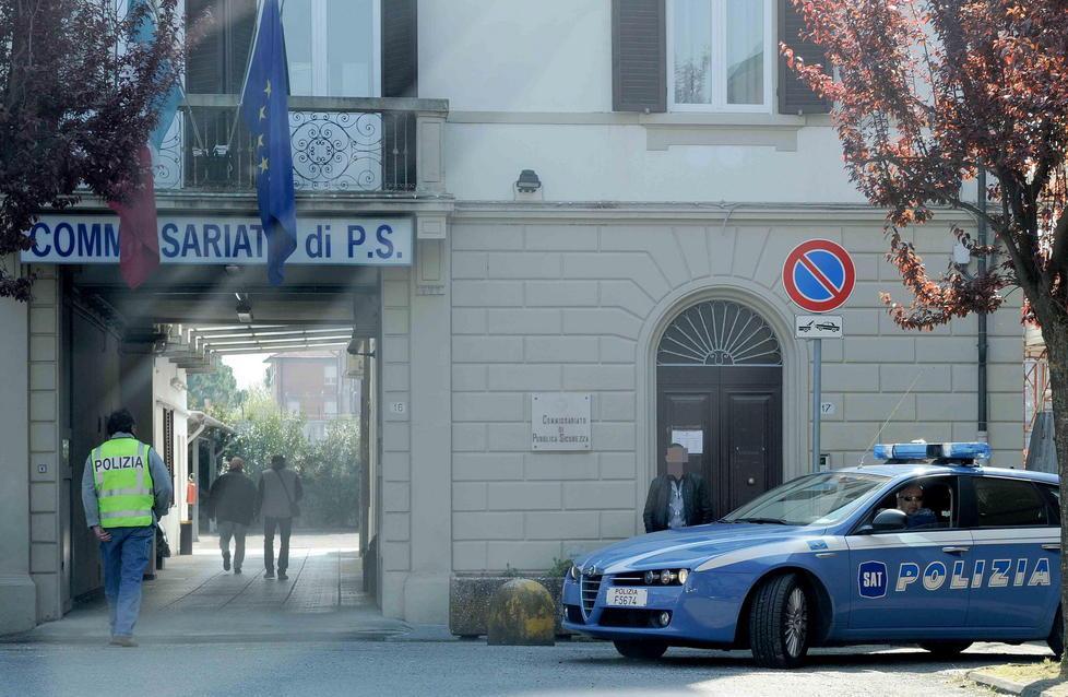 Manifestazione in difesa del commissariato di polizia 