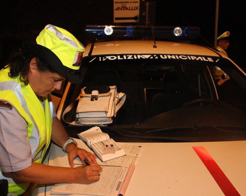 Guida in stato di ebbrezza: i vigili ritirano tre patenti 
