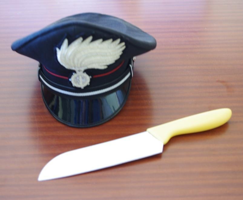 Scaraventa a terra il padre 80enne e lo minaccia di morte con un coltello da cucina: arrestato 