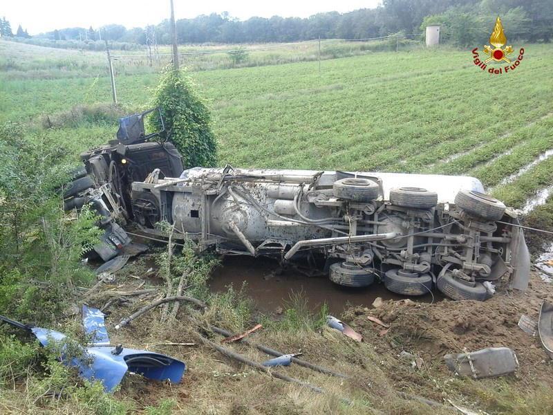 Autocisterna si ribalta in un campo 