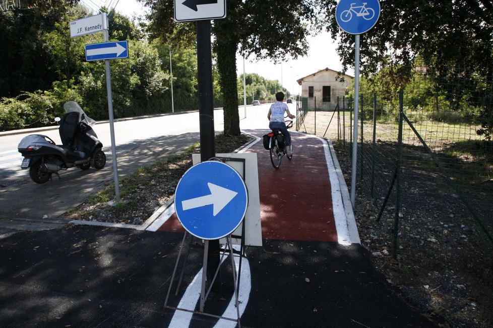 La pista ciclabile col palo in mezzo 