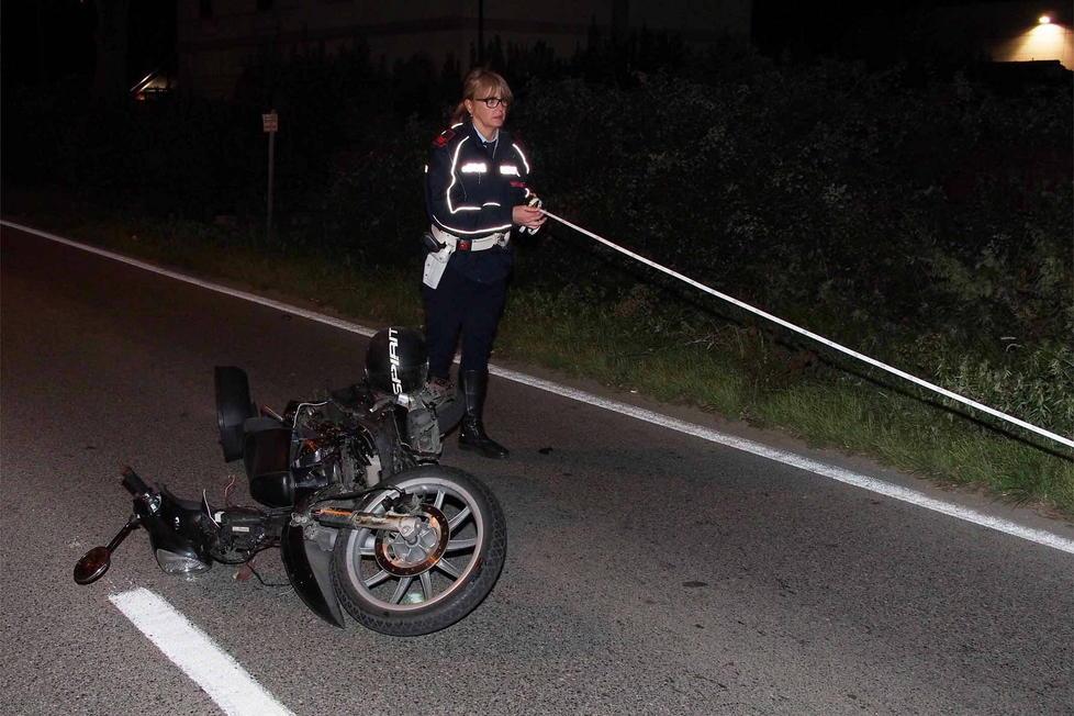 Finisce sotto il guard rail: gravissimo scooterista 