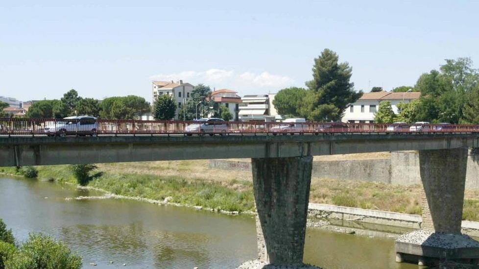 Vuole buttarsi in Arno per colpa dei debiti