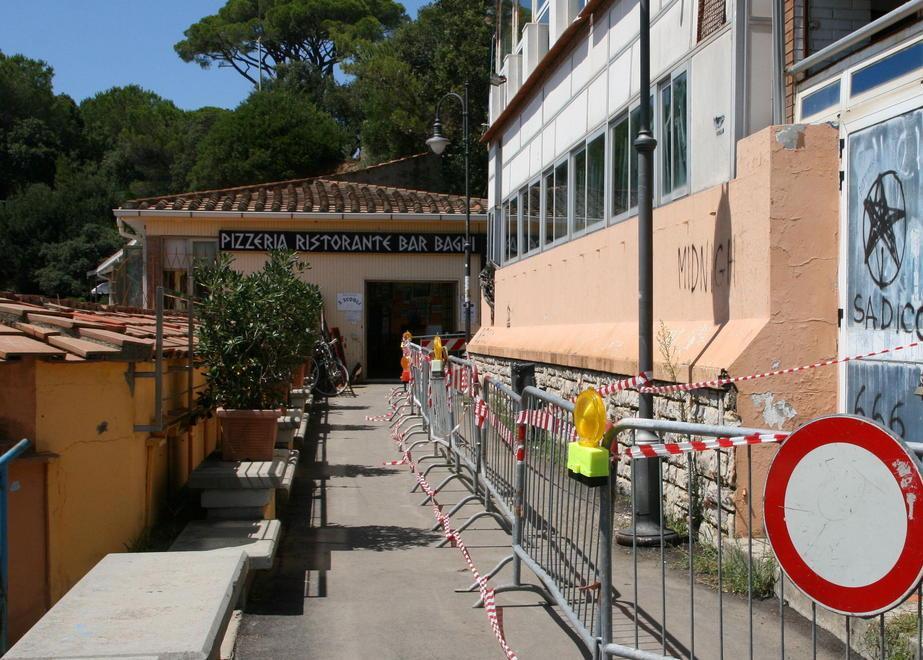 Ordinanza del sindaco: demolire le parti pericolanti 